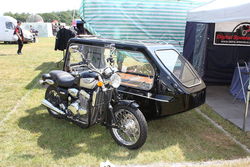1280px-Motorcycle_with_sidecar_at_the_Beaulieu_Motorcycle_Muster_2010.jpg